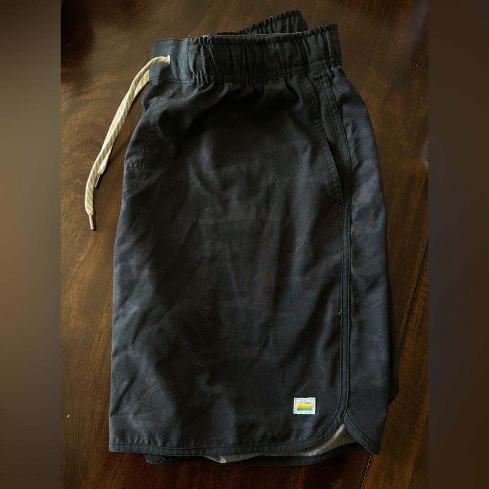 Vuori Banks Camo Shorts XL